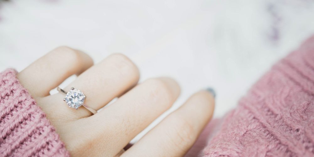 Co musisz wiedzieć wybierając pierścionek zaręczynowy?