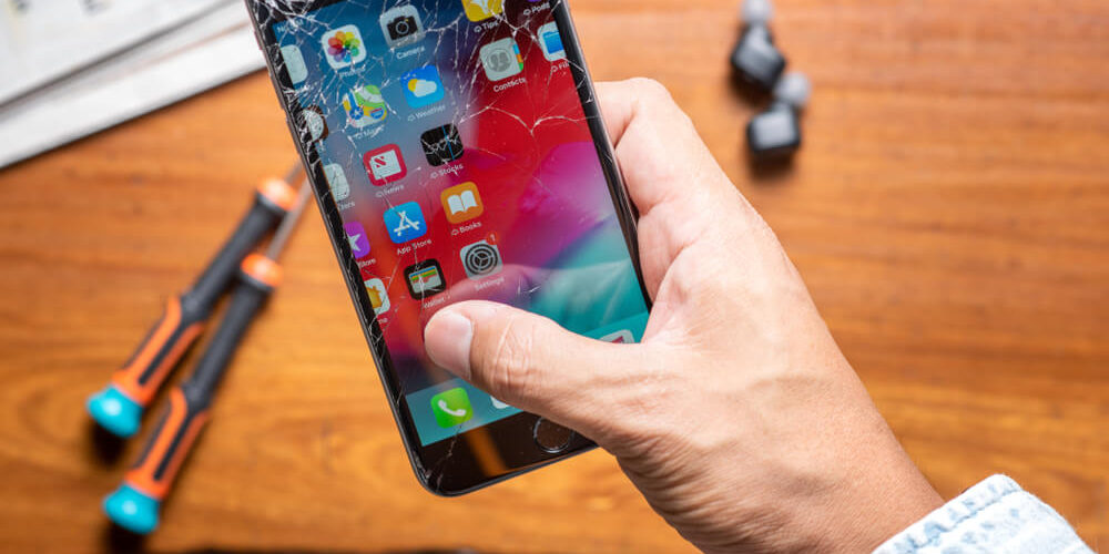 Wymiana szybki w iPhonie – dlaczego trzeba zlecić naprawę profesjonalistom?