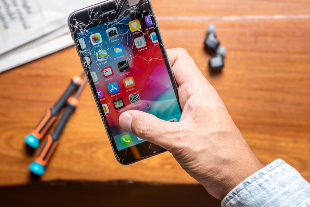 Wymiana szybki w iPhonie – dlaczego trzeba zlecić naprawę profesjonalistom?