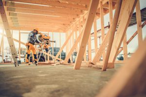 Budowa domu z drewna – na co zwrócić uwagę?