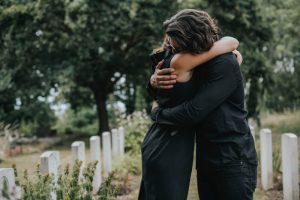 Pożegnanie bliskiej osoby i żałoba – jak sobie poradzić?